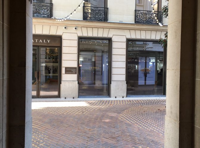 Réhabilitation d’un ensemble immobilier en boutiques et commerces BHV Les marais à Paris